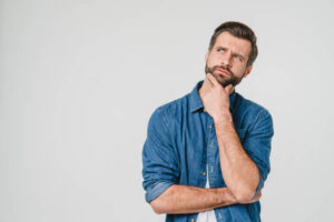 認識の不協和は必要なものなので、嫌う必要はない。そこを理解したい、しようとして葛藤している男性の図
