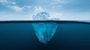 心のことを図解すれば、海に浮かぶ氷山があてはめられるという図。つまり海面より下に沈んでいる無意識が大きいということ