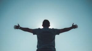 自分は本来生まれながらに自由であると自覚し、心の鎖を取り外せたということをイメージする画像