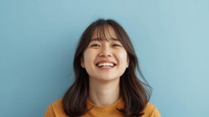 晴れやかな女性の表情。このようになるためにも、無意識のうちに使う自分の思考のクセに気づいて修正する必要があります。