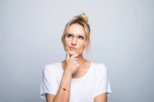 果たして自分は何に意識のスポットライトを当てているんだろうと、考える女性の図