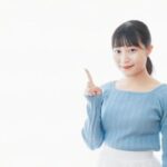 目標達成のカギは、新しい習慣作りにあるとメッセージする女性の図をする