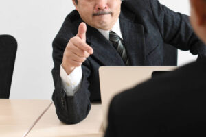 嫌いなパワハラ上司と認知している自分がいるということが事実です。何が嫌なのかを考えてみる。自分を知る材料でしかないのです。というメッセージの画像。