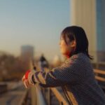 全ては自分を明らかにする目の出来事なのかーと理解した女性の図です