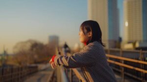全ては自分を明らかにする目の出来事なのかーと理解した女性の図です