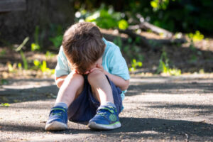 ショックなことがあって泣いている子供のイメージ図