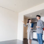 お客様に喜んでもらおうと社員が頑張るのは喜んで働けている環境があるからだ。女性スタッフが仕事している画像