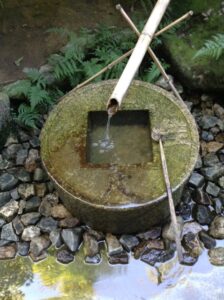 吾唯足知とかいたつくばい。欠乏感で生きるのではなく、自分は元々豊かであることを自覚する
