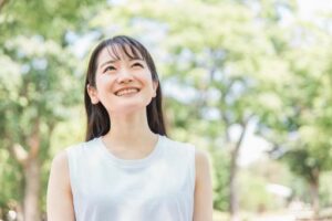 晴れやかな女性の表情。このようになるためにも、無意識のうちに使う自分の思考のクセに気づいて修正する必要があります。