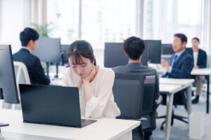 やる気が出ない女性社員の画像