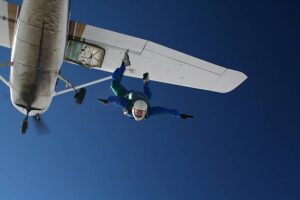 自分の勝手な思い込みで目的地に向かう飛行機から脱出してしまうことをしているイメージ図
