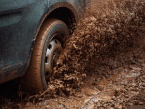 空回りして抜け出せない車の様子。無意識のループから抜け出せないという暗喩