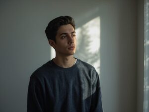 どんな思いこみを自分は持っているのだろうかと考える男性