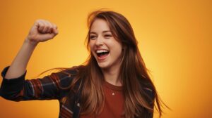 願いを叶えてガッツポーズする女性