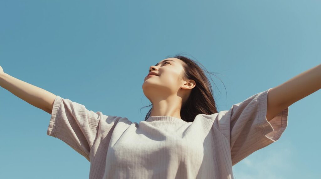 空に向かって手を広げている女性